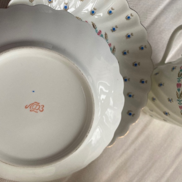 Bone Chine TWIST TEA cup.and saucer TINY BLUE BERRIES - Picture 6 of 6